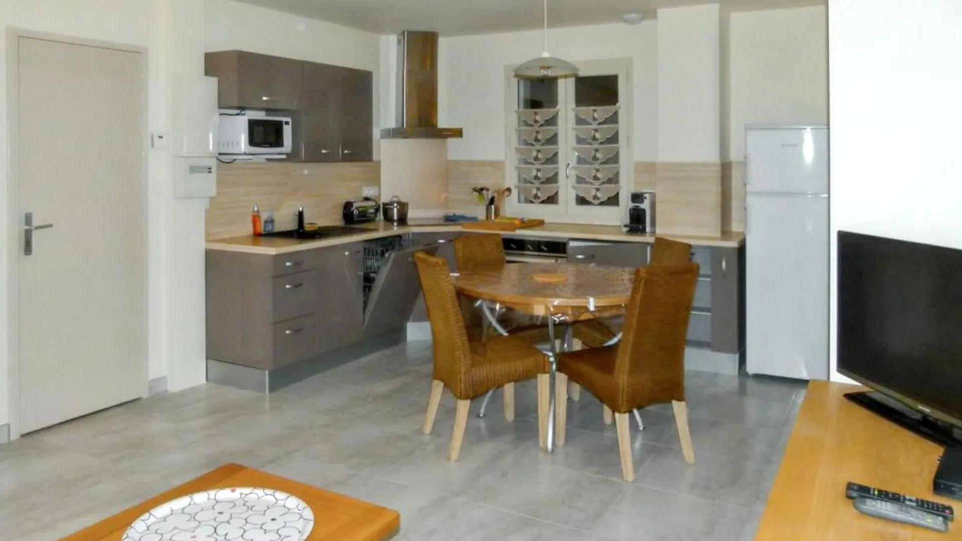 Holiday home Maison Confortable Avec Vue Montagne A Nant, Piscine Partagee